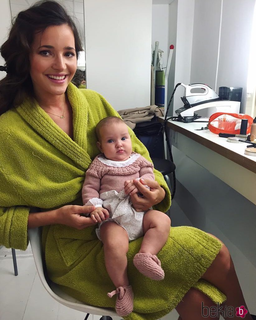 Malena Costa con su hija Matilda en una sesión de fotos