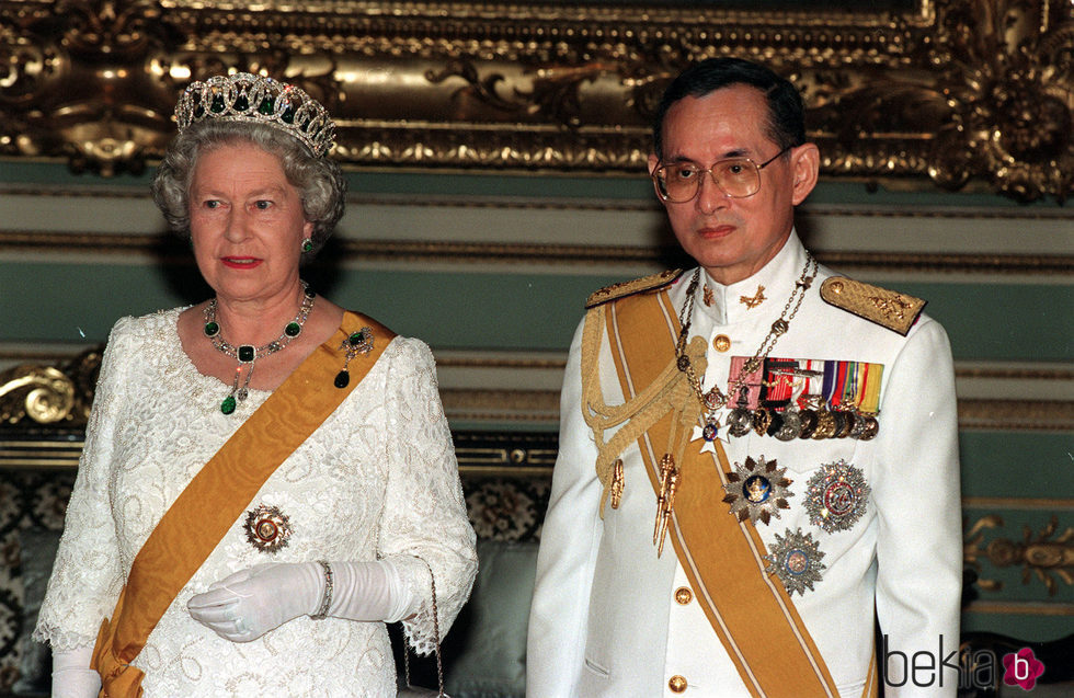 El Rey Bhumibol Adulyadej de Tailandia y la Reina Isabel II en un encuentro en Bangkok