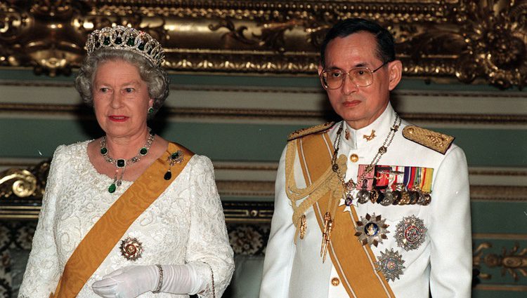 El Rey Bhumibol Adulyadej de Tailandia y la Reina Isabel II en un encuentro en Bangkok