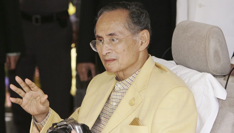 El Rey Bhumibol Adulyadej de Tailandia haciendo una foto durante una salida privada