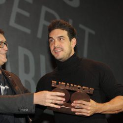 Mario Casas recibiendo el Premio Bacardí Sitges al Espíritu Indomable 2016