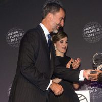 Dolores Redondo y los Reyes de España en la entrega del Premio Planeta 2016