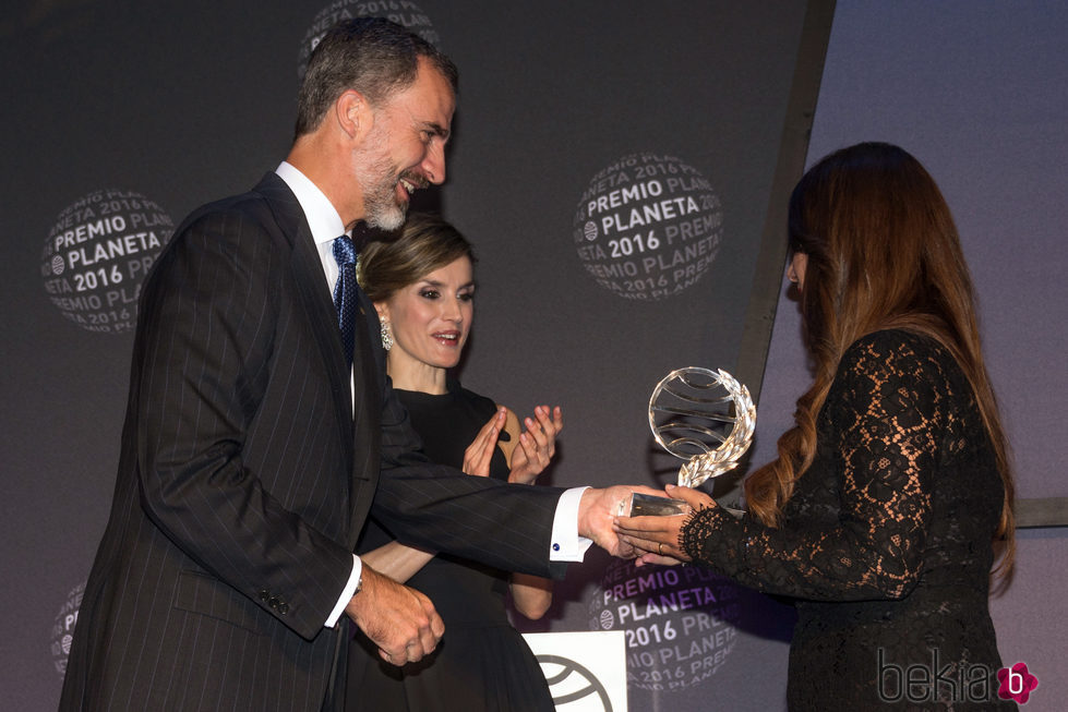 Dolores Redondo y los Reyes de España en la entrega del Premio Planeta 2016