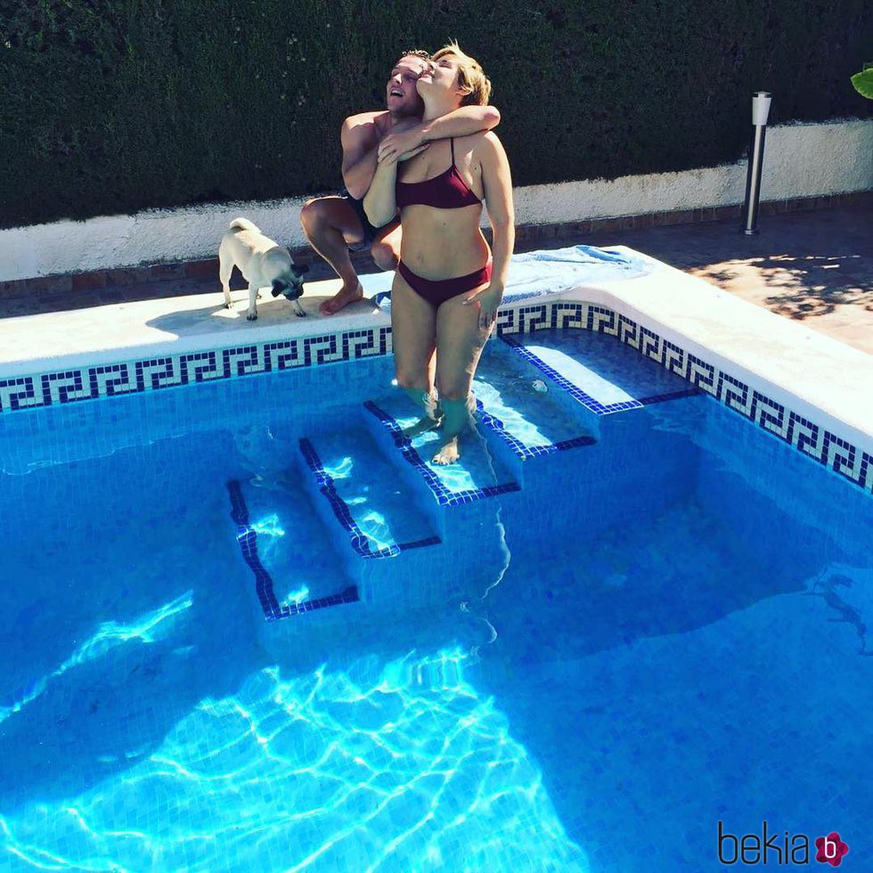 Tania Llasera presume de tipazo en la piscina