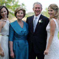 George W Bush con su mujer Luara y sus dos hijas Barbara y Jenna el día de su boda