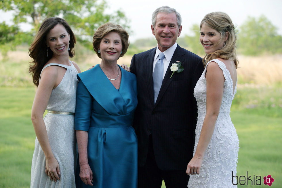George W Bush con su mujer Luara y sus dos hijas Barbara y Jenna el día de su boda