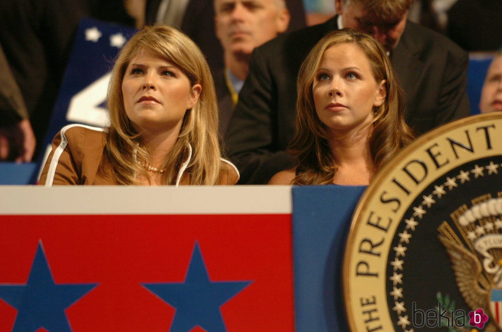Jenna y barbara Bush en la campaña electoral de su padre