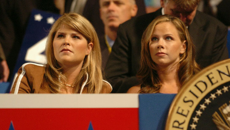 Jenna y barbara Bush en la campaña electoral de su padre