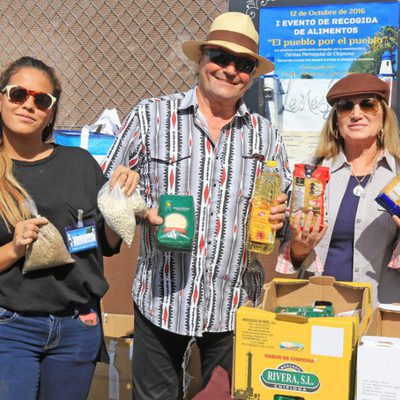 Gloria Camila, Amador Mohedano y Gloria Mohedano en una recogida solidaria de alimentos