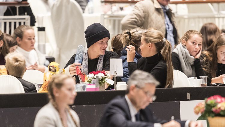 Marius Borg, hijo de la princesa Mette-Marit, junto a su novia en el Show del Caballo de Oslo