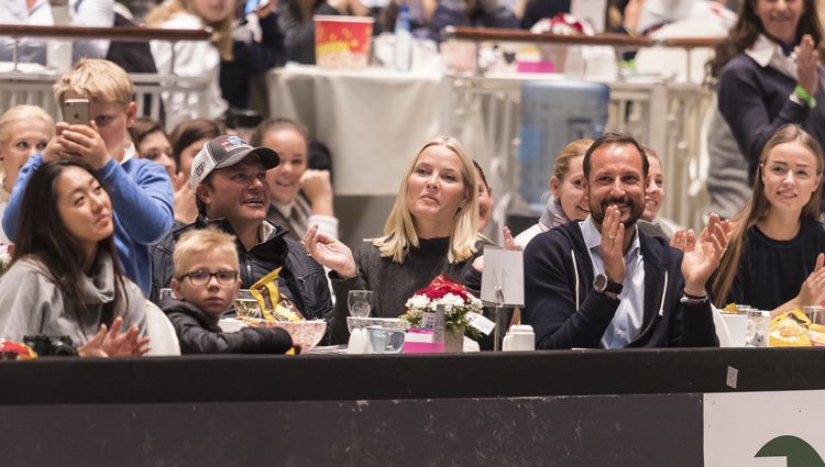 La princesa Mette-Marit y el príncipe Haakon animan a Marta Luisa de Noruega en el Show del Caballo de Oslo