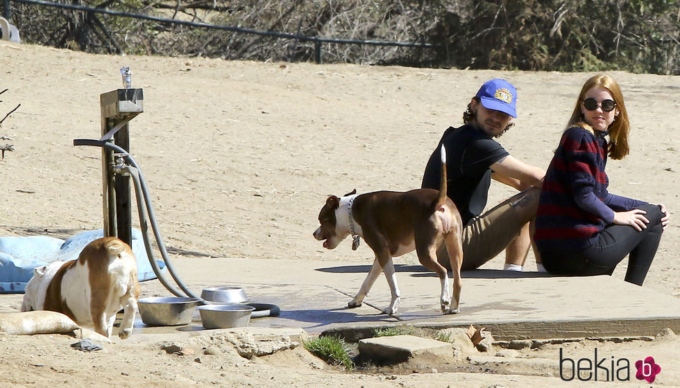 Shia LaBelouf y su mujer Mia Ghot pasean por California