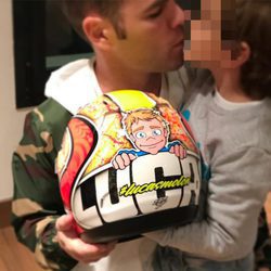 Fonsi Nieto regala a su hijo Lucas por su quinto cumpleaños una réplica de su casco