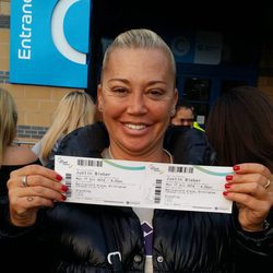 Belén Esteban con dos entradas para el concierto de Justin Bieber en Birmingham