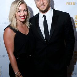 Hilary Duff y Jason Walsh en la inauguración del Rise Nation Fitness Studio de Los Ángeles