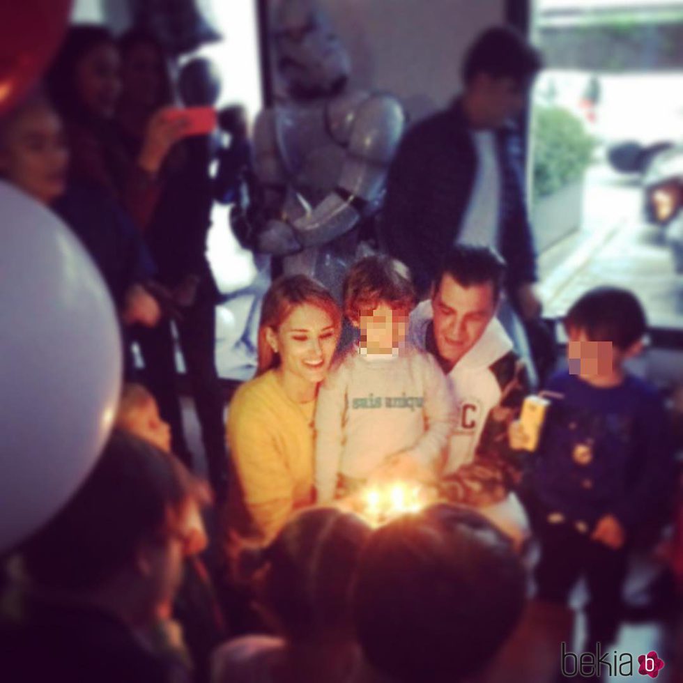 Alba Carrillo y Fonsi Nieto con su hijo Lucas el día de su quinto cumpleaños