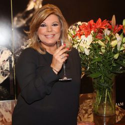 Terelu Campos bebiendo champán en un acto de la firma de joyería Moon Diamonds