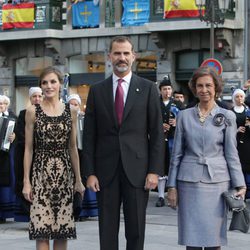 Los Reyes Felipe y Letizia y la Reina Sofía en los Premios Princesa de Asturias 2016