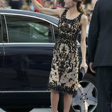 La Reina Letizia saludando a su llegada a los Premios Princesa de Asturias 2016