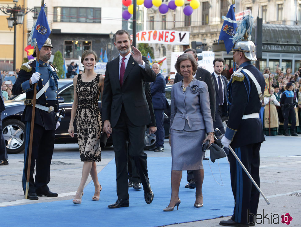 Los Reyes Felipe y Letizia y la Reina Sofía a la entrada del Teatro Campoamor en los Premios Princesa de Asturias 2016