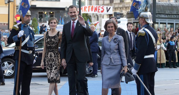 Los Reyes Felipe y Letizia y la Reina Sofía a la entrada del Teatro Campoamor en los Premios Princesa de Asturias 2016