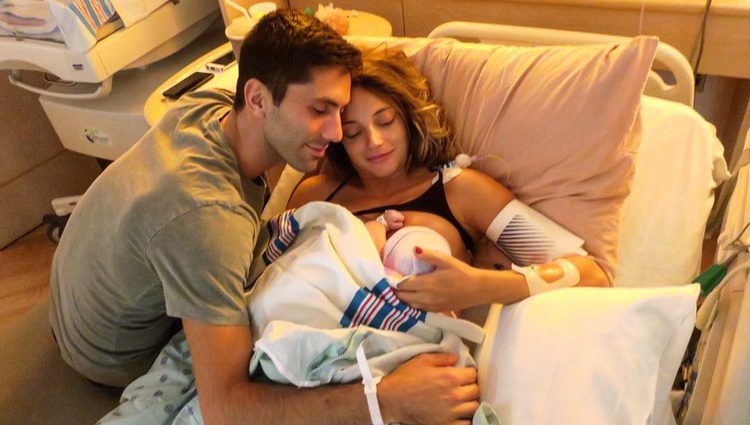 Nev Schulman y Laura Perlongo junto a su hija recién nacida