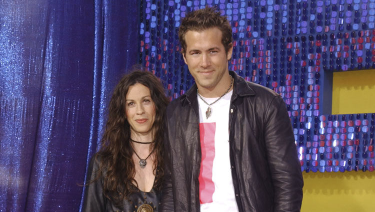 Alanis Morissette y Ryan Reynolds en los MTV Awards 2003