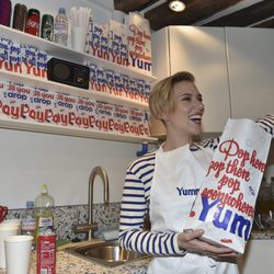 Scarlett Johansson muy feliz en la apertura de su tienda de palomitas en París