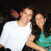 Dave Franco con su madre
