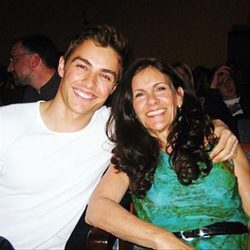 Dave Franco con su madre