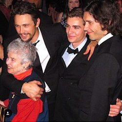 Tom, Dave y James Franco junto a su abuela materna
