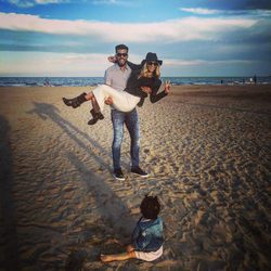 Tamara Gorro paseando por la playa de Valencia con Ezequiel Garay y Shaila