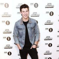 Shawn Mendes en la alfombra roja de los BBC Radio 1's Teen Awards 2016