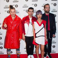 DNCE en la alfombra roja de los BBC Radio 1's Teen Awards 2016