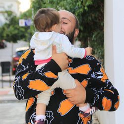Kiko Rivera abrazando a su hija Ana en Sevilla tras volver de luna de miel