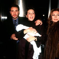 Rocío Carrasco junto a Antonio David Flores y su madre Rocío Jurado sosteniendo en brazos a su hija Rocío