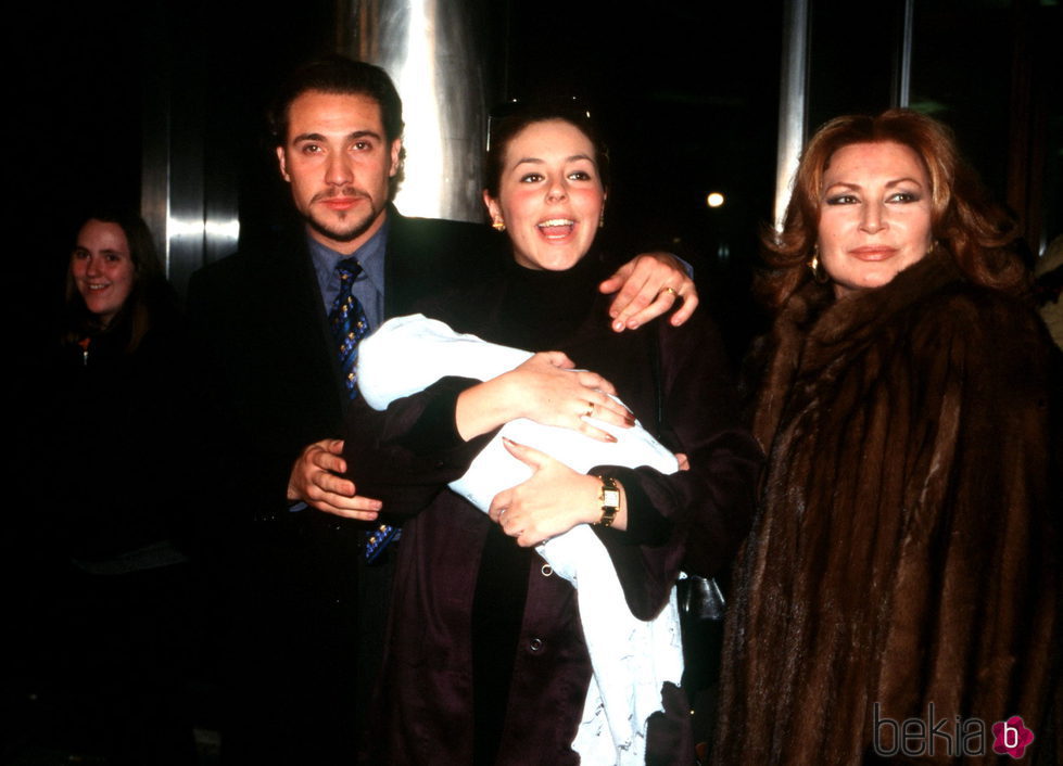 Rocío Carrasco junto a Antonio David Flores y su madre Rocío Jurado sosteniendo en brazos a su hija Rocío