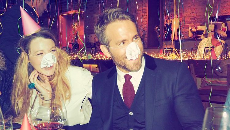 Ryan Reynolds divirtiéndose con Blake Lively en la cena de su 40 cumpleaños