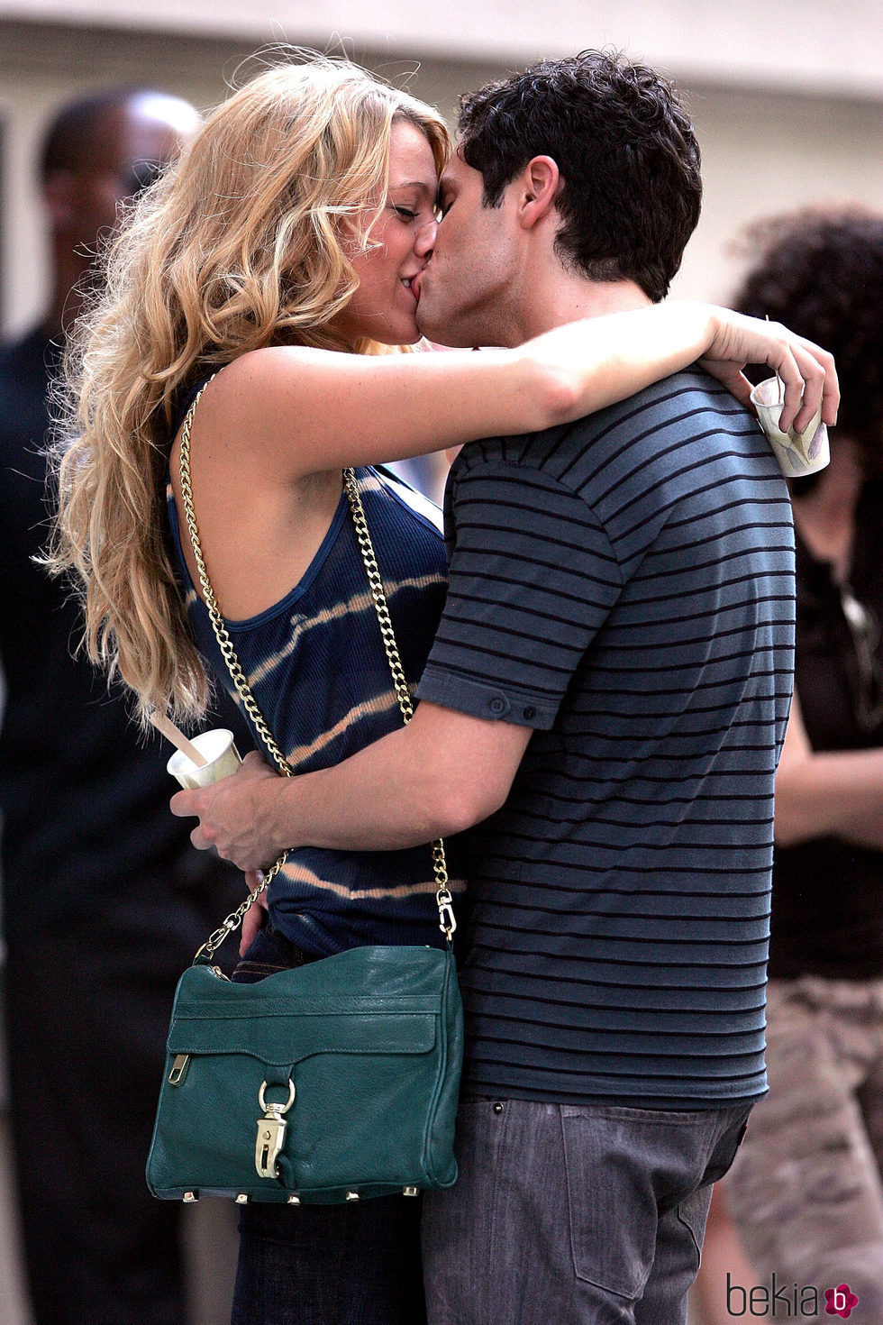 Blake Lively y Penn Badgley besándose en el rodaje de 'Gossip Girl'