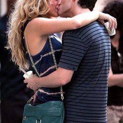 Blake Lively y Penn Badgley besándose en el rodaje de 'Gossip Girl'