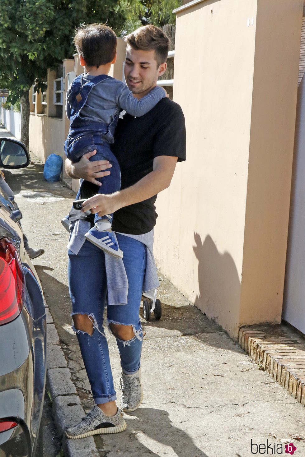 Alejandro Albalá el día de su 23 cumpleaños con Alberto Isla en brazos