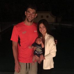 Michael Phelps y Nicole Johnson junto a su hijo Boomer el día de su boda