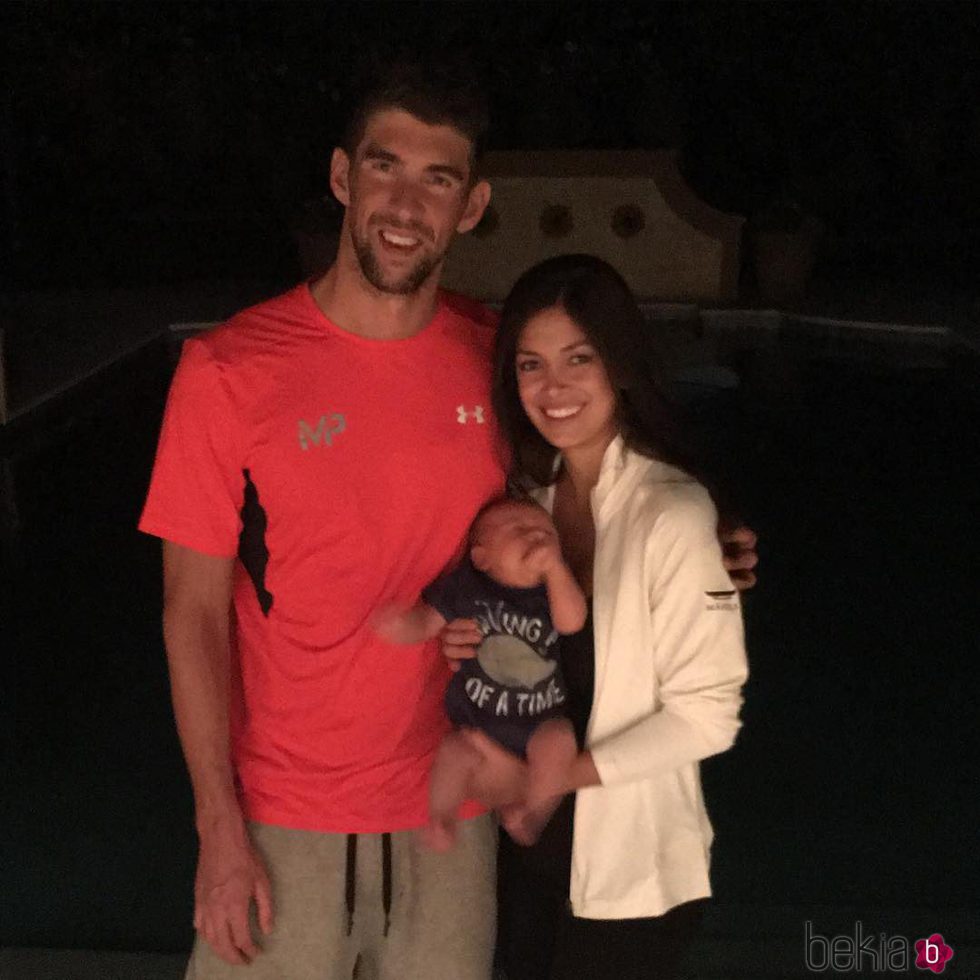 Michael Phelps y Nicole Johnson junto a su hijo Boomer el día de su boda