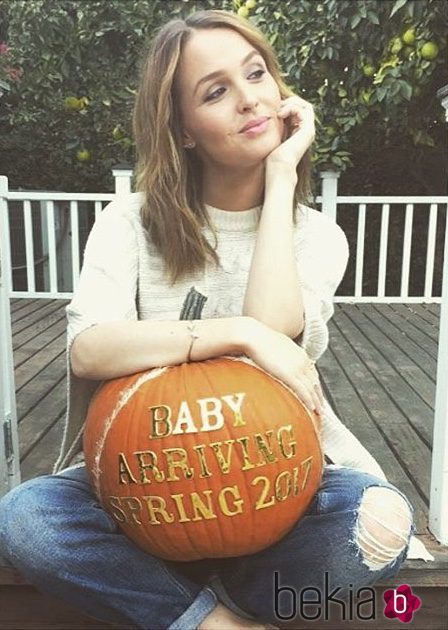 Camila Luddington anuncia su embarazo con una calabaza