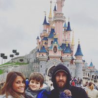 Leo Messi, Antonella Roccuzzo y sus hijos Thiago y Mateo en Disneyland París