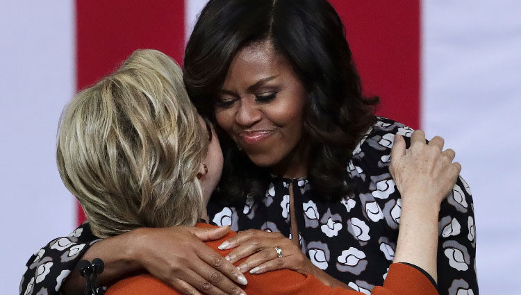 Hillary Clinton y Michelle Obama se abrazan en un mitin de la campaña electoral