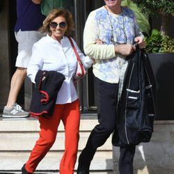 María Teresa Campos y Bigote Arrocet muy felices saliendo de su hotel de Málaga tras los rumores de crisis