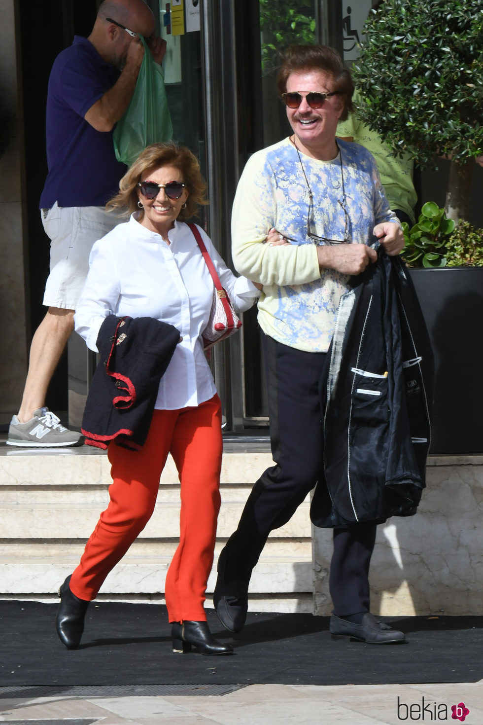 María Teresa Campos y Bigote Arrocet muy felices saliendo de su hotel de Málaga tras los rumores de crisis