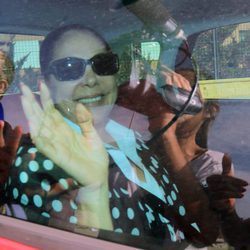 Isabel Pantoja saludando tras firmar los papeles de su libertad en Jerez