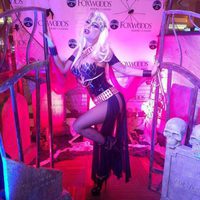 Carmen Electra se disfraza de princesa guerrera para celebrar Halloween 2016